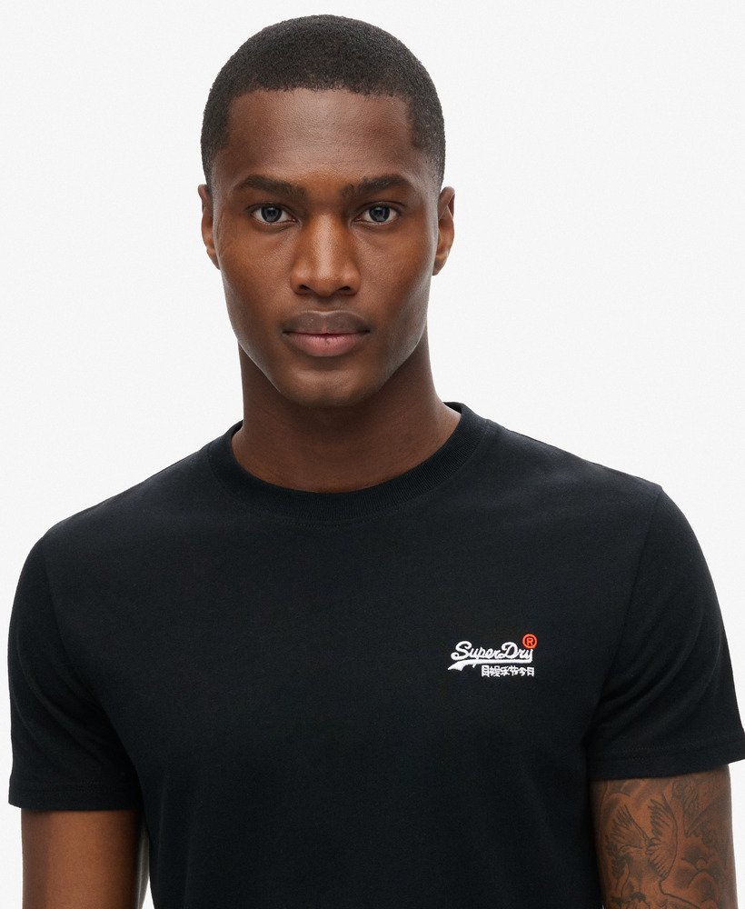 camiseta básica bordada na cor preta.