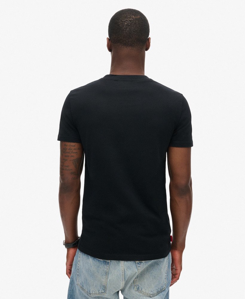 camiseta básica bordada na cor preta.