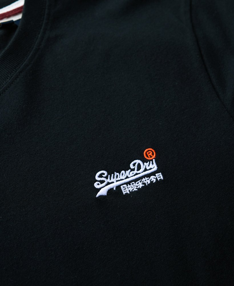 camiseta básica bordada na cor preta.