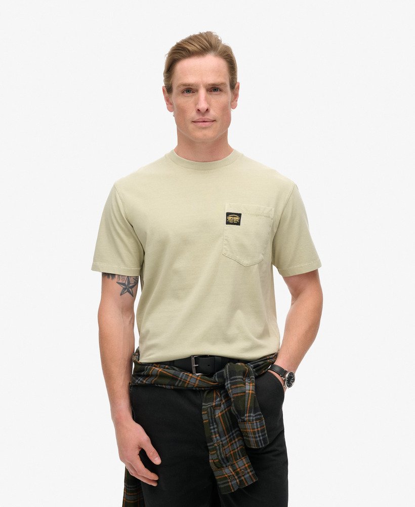 camiseta com bolso e costura contrastante na cor bege pelicano lavado.