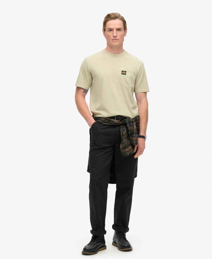 camiseta com bolso e costura contrastante na cor bege pelicano lavado.