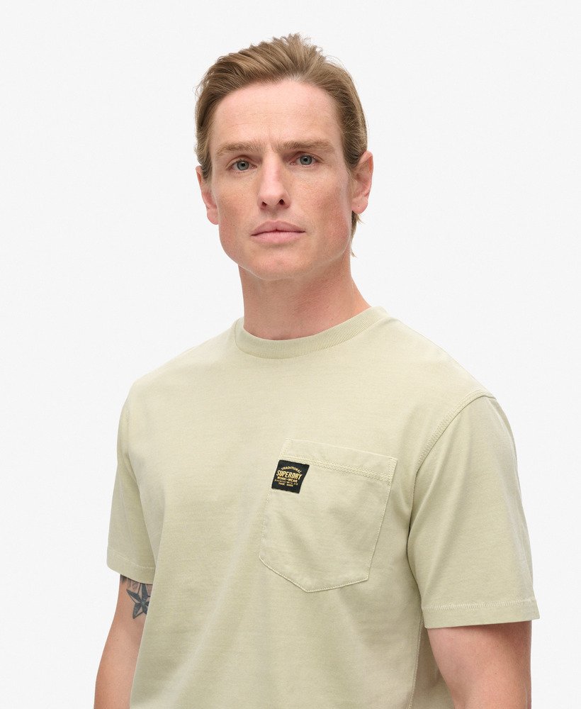 camiseta com bolso e costura contrastante na cor bege pelicano lavado.