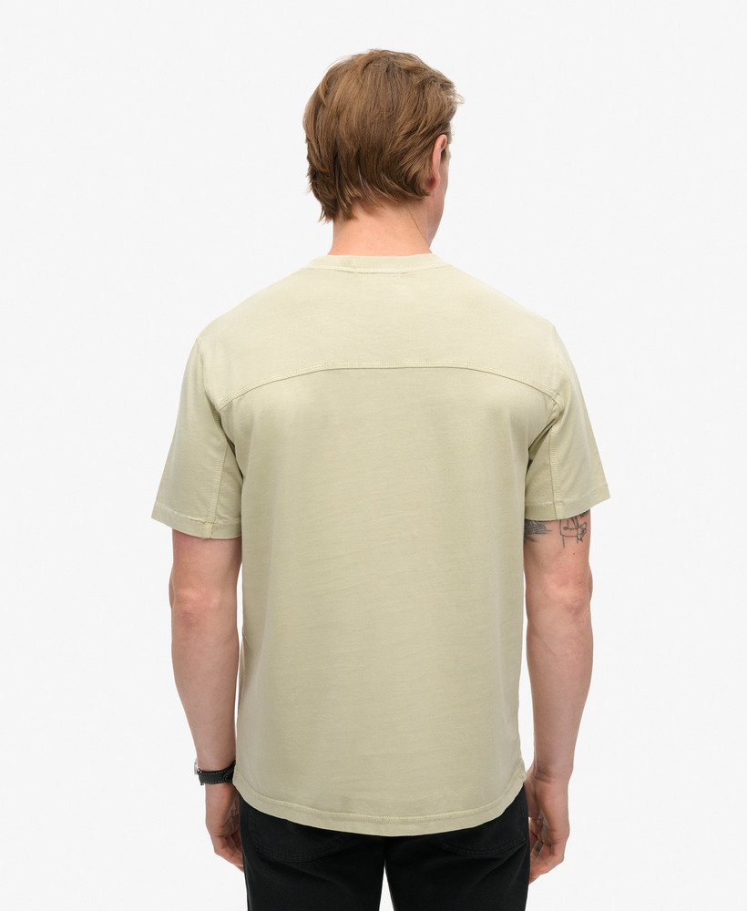camiseta com bolso e costura contrastante na cor bege pelicano lavado.