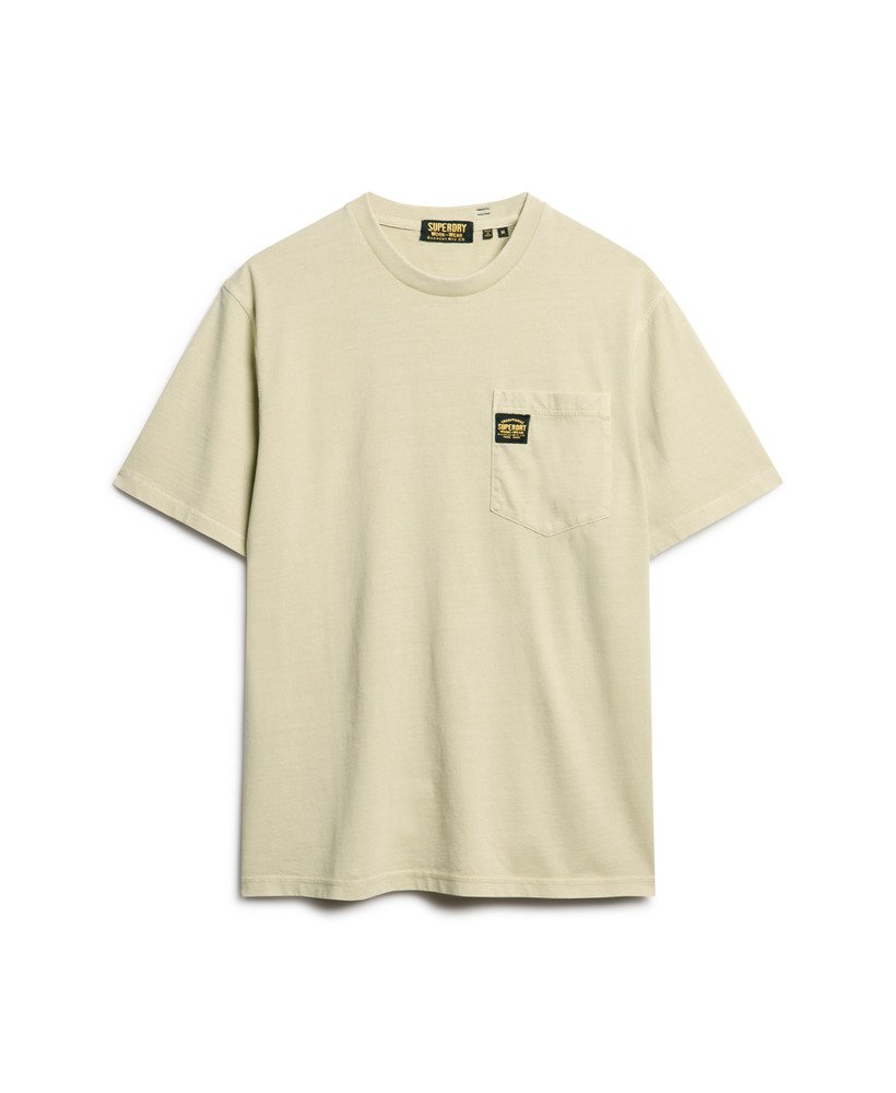 camiseta com bolso e costura contrastante na cor bege pelicano lavado.