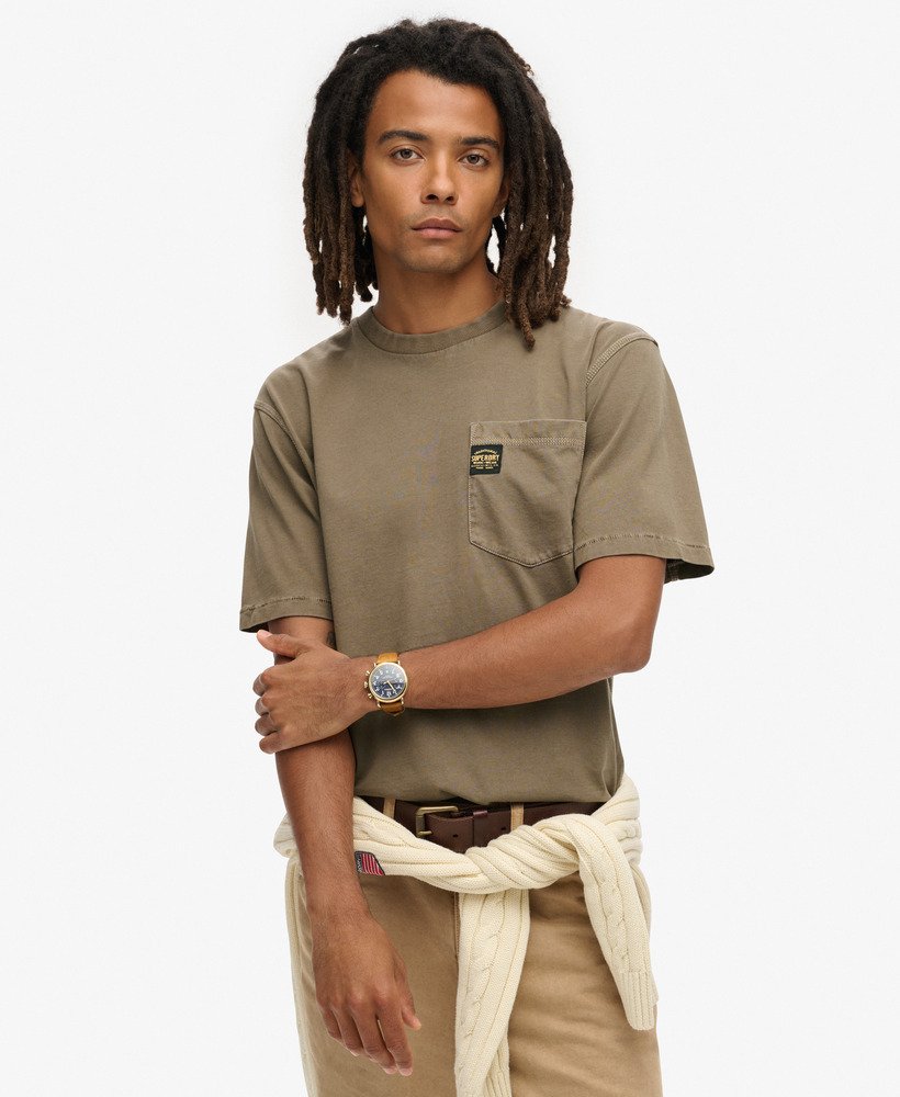 camiseta com bolso e costura contrastante na cor marrom morel lavado