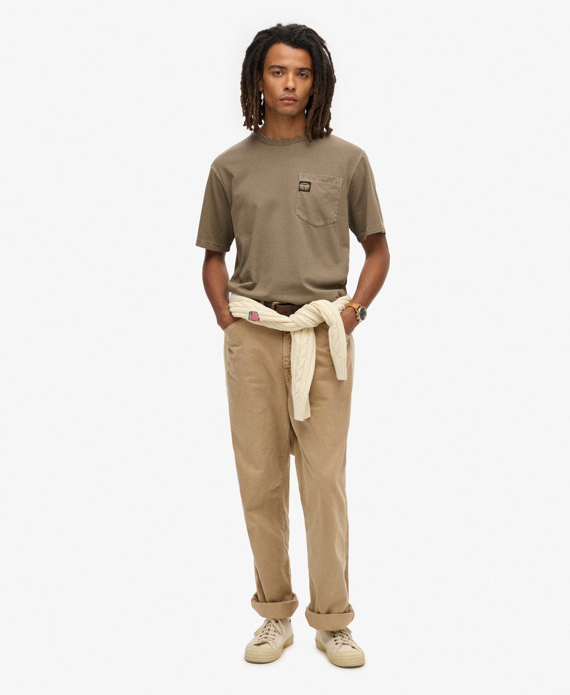 camiseta com bolso e costura contrastante na cor marrom morel lavado