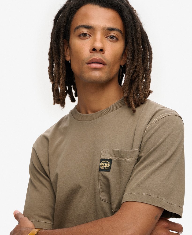 camiseta com bolso e costura contrastante na cor marrom morel lavado