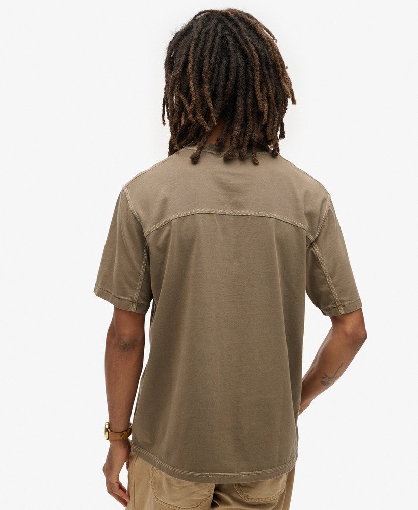 camiseta com bolso e costura contrastante na cor marrom morel lavado