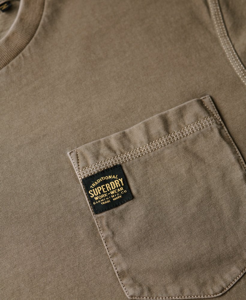 camiseta com bolso e costura contrastante na cor marrom morel lavado