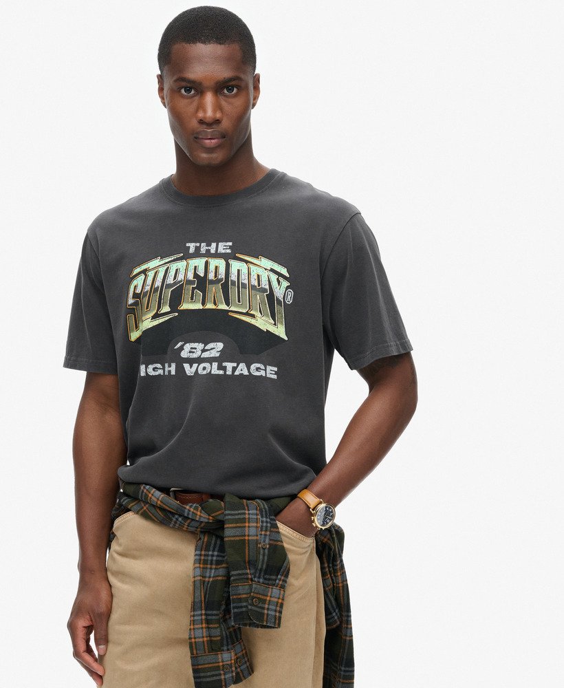 camiseta com estampa de banda de rock dos anos 70 na cor blackboard