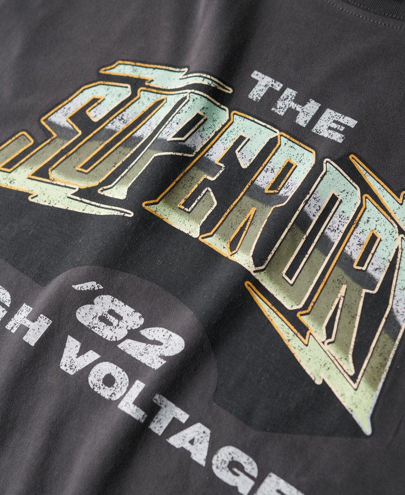 camiseta com estampa de banda de rock dos anos 70 na cor blackboard