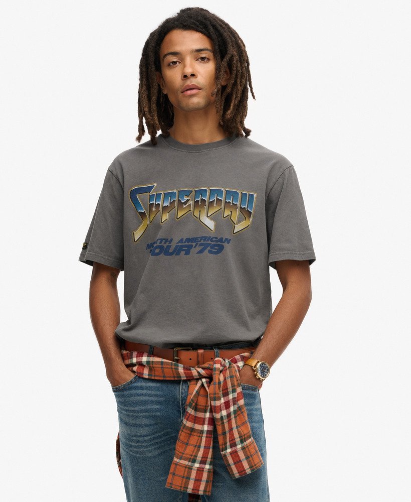camiseta com estampa de banda de rock dos anos 70 na cor cinza escuro.