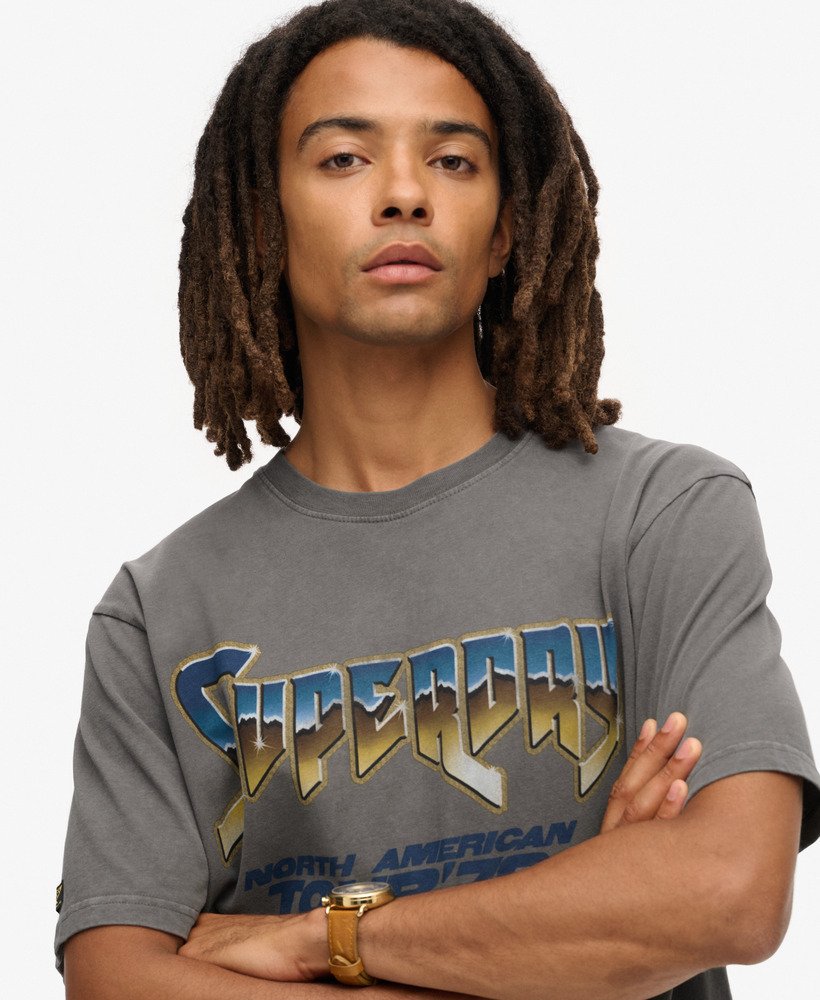 camiseta com estampa de banda de rock dos anos 70 na cor cinza escuro.