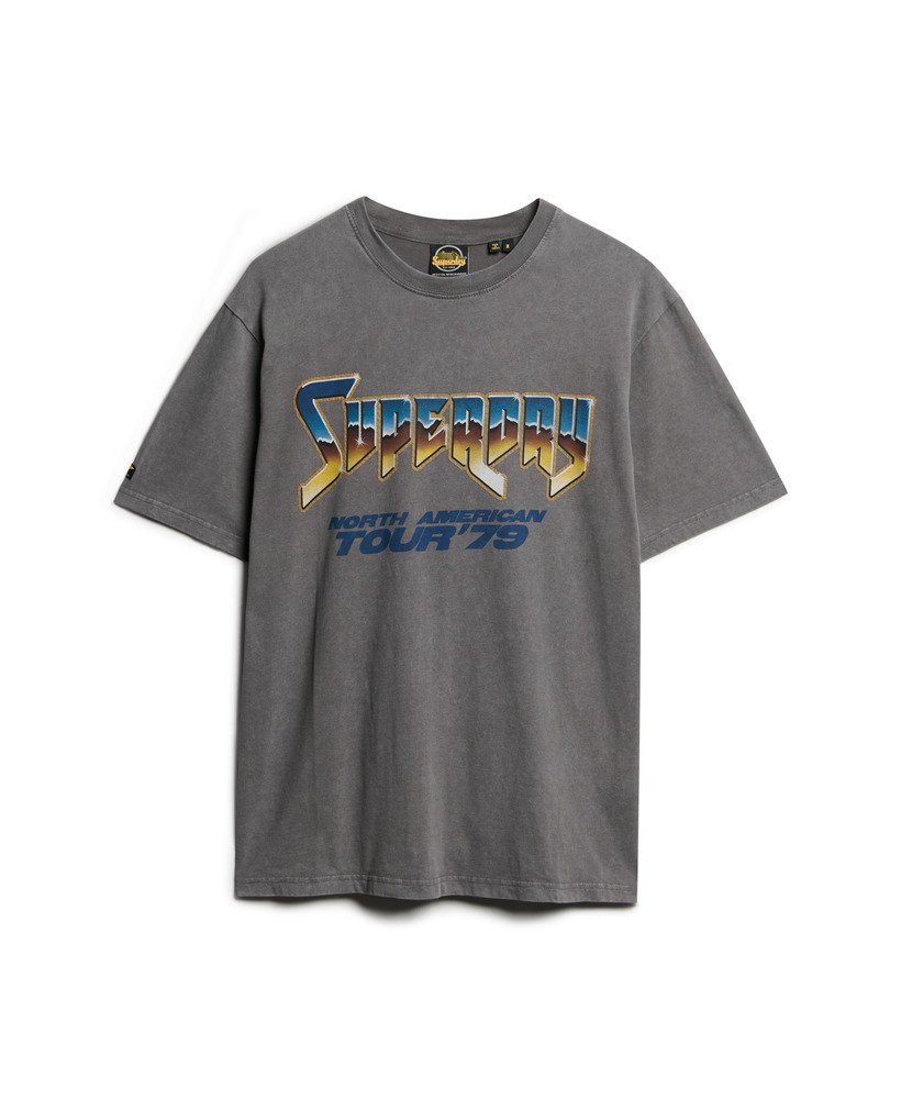 camiseta com estampa de banda de rock dos anos 70 na cor cinza escuro.