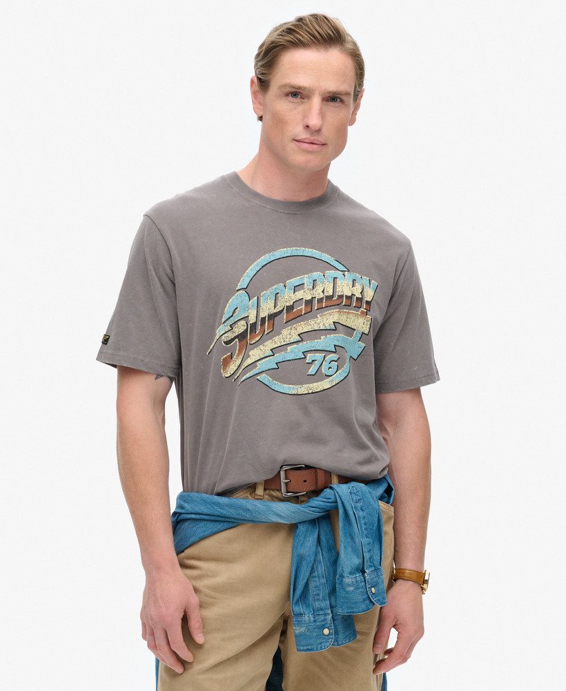 camiseta com estampa de banda de rock dos anos 70 na cor cinza escuro.