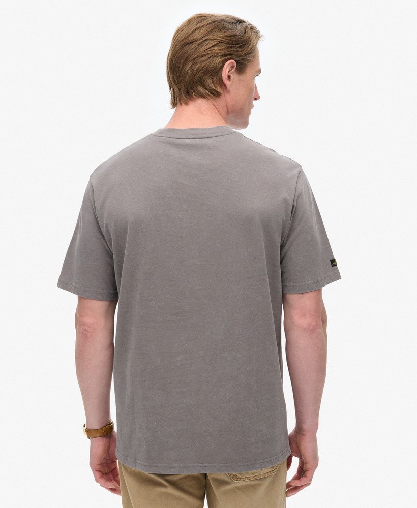 camiseta com estampa de banda de rock dos anos 70 na cor cinza escuro.
