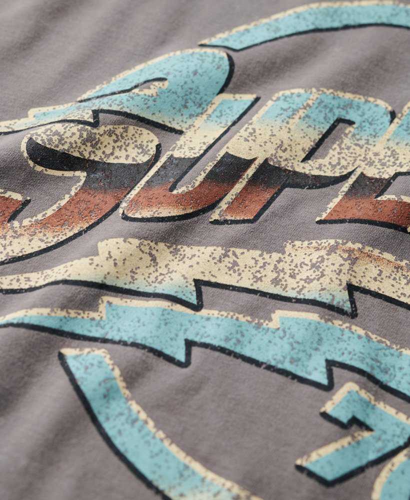 camiseta com estampa de banda de rock dos anos 70 na cor cinza escuro.