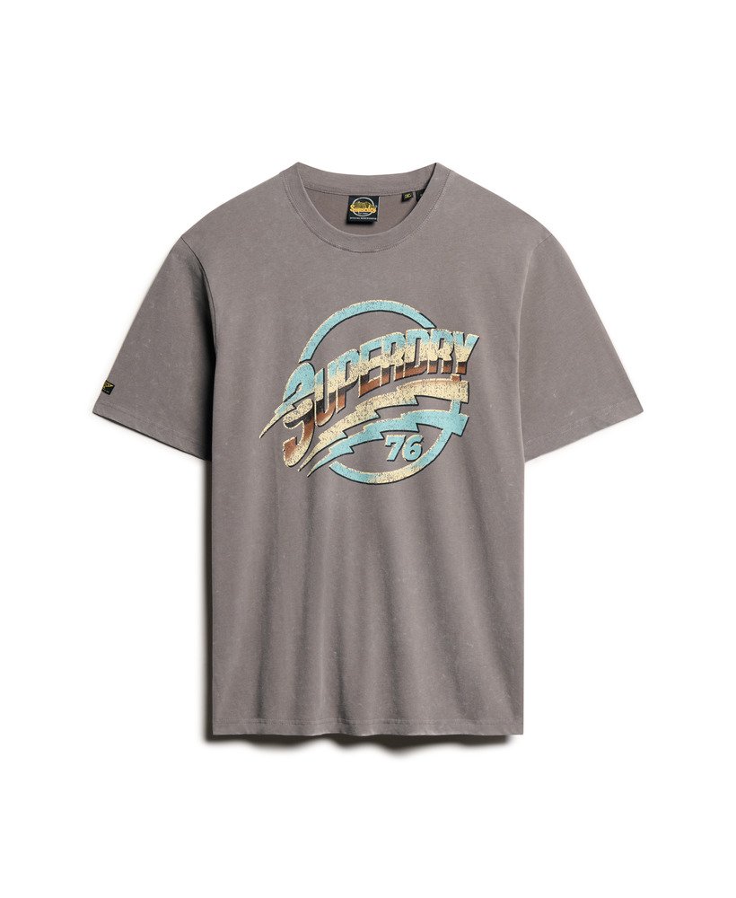camiseta com estampa de banda de rock dos anos 70 na cor cinza escuro.