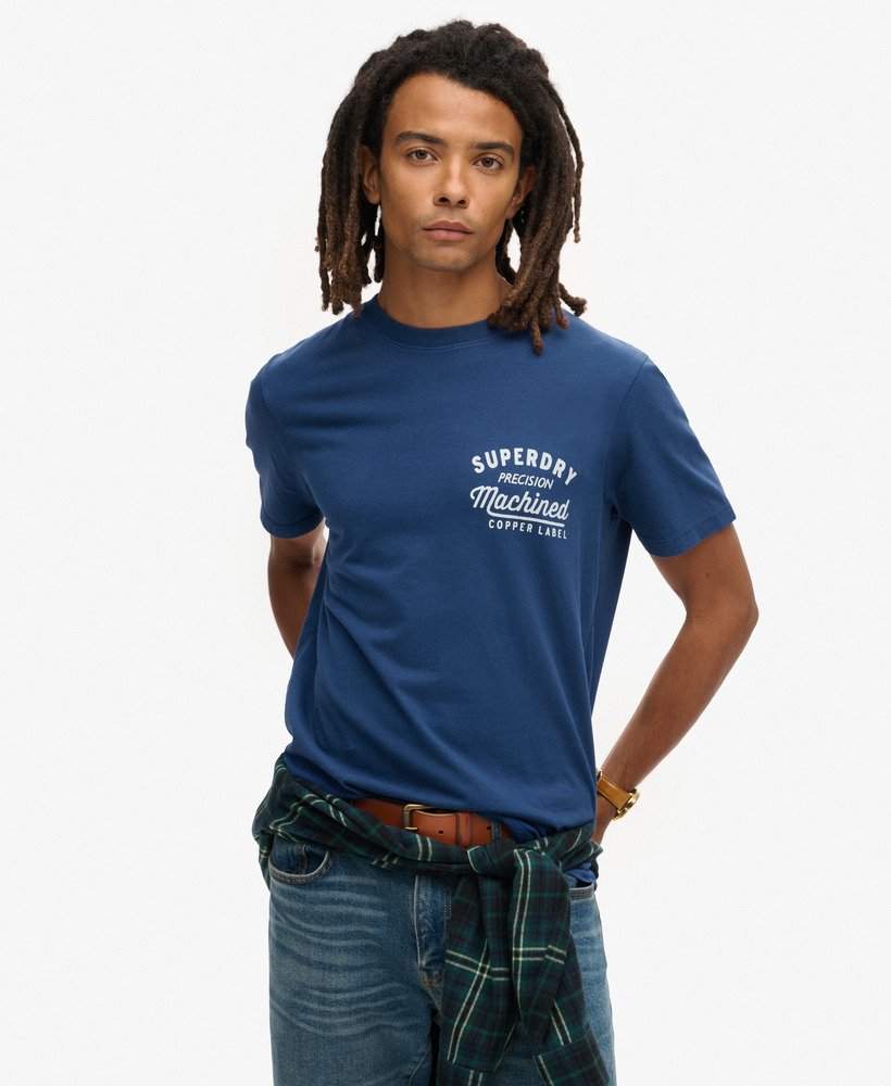camiseta copper label com estampa no peito na cor azul médio da pilot.