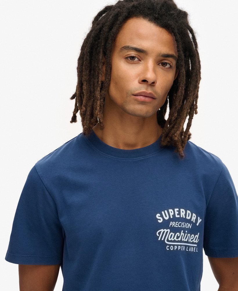 camiseta copper label com estampa no peito na cor azul médio da pilot.