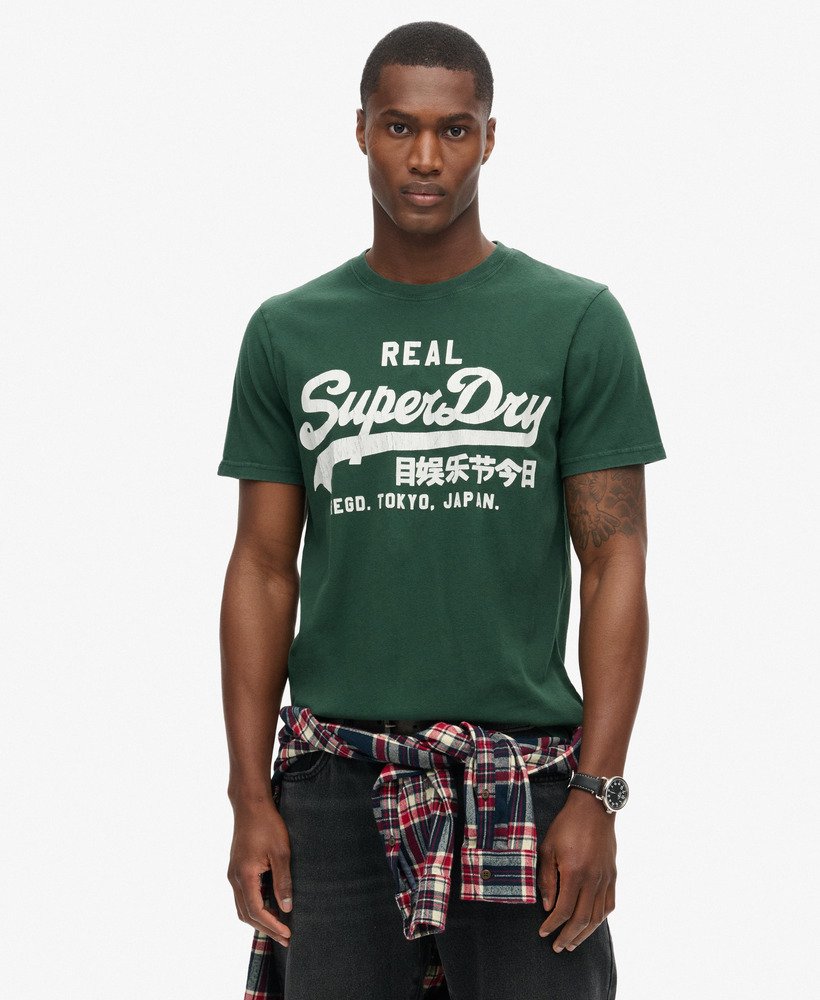 camiseta com estampa vintage do logo na cor verde esmalte.