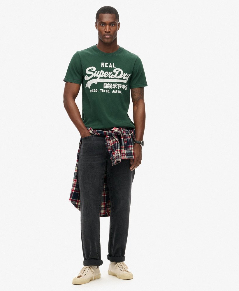 camiseta com estampa vintage do logo na cor verde esmalte.