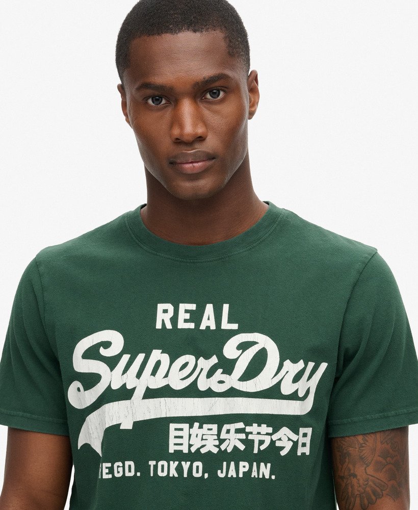 camiseta com estampa vintage do logo na cor verde esmalte.