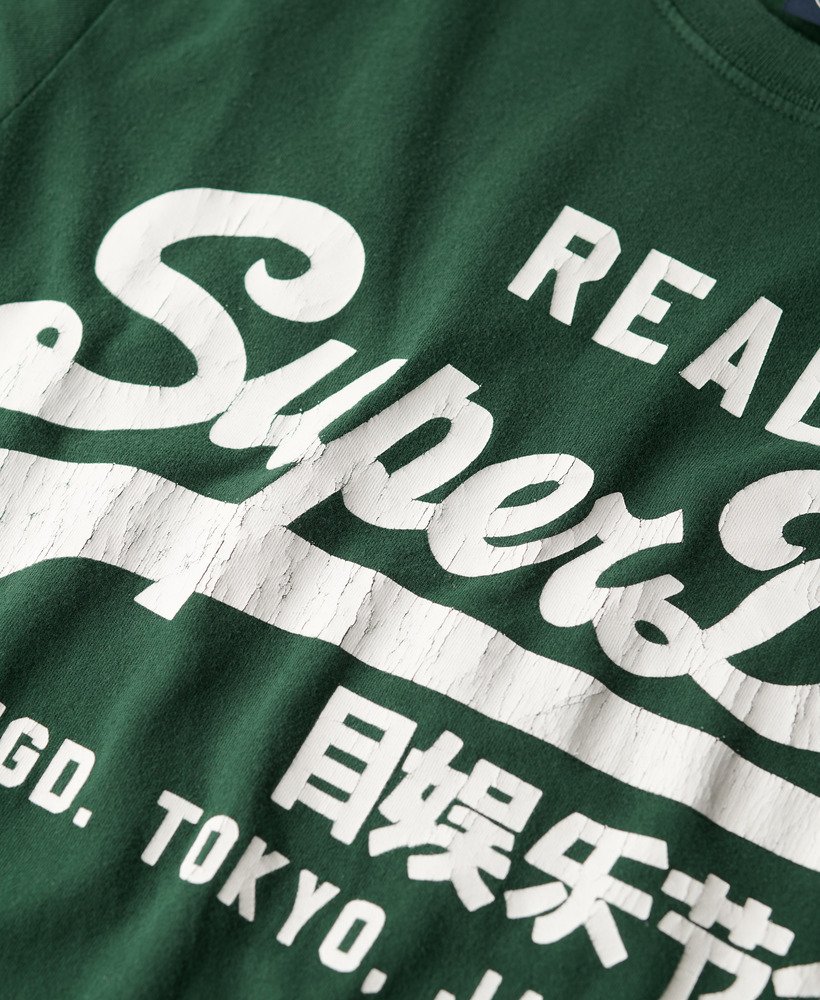 camiseta com estampa vintage do logo na cor verde esmalte.