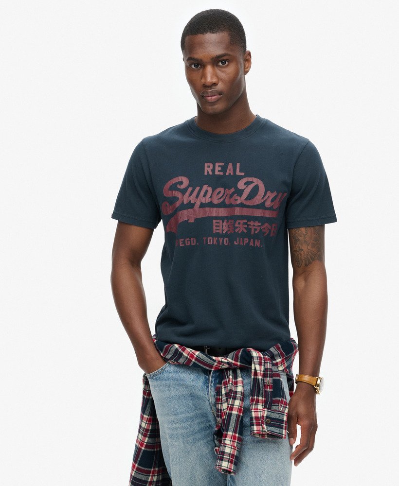 camiseta vintage com estampa de logo na cor azul marinho eclipse