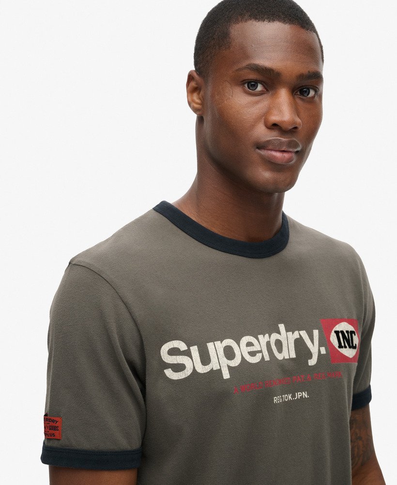 camiseta gráfica core logo ringer workwear na cor cinza ardósia escuro