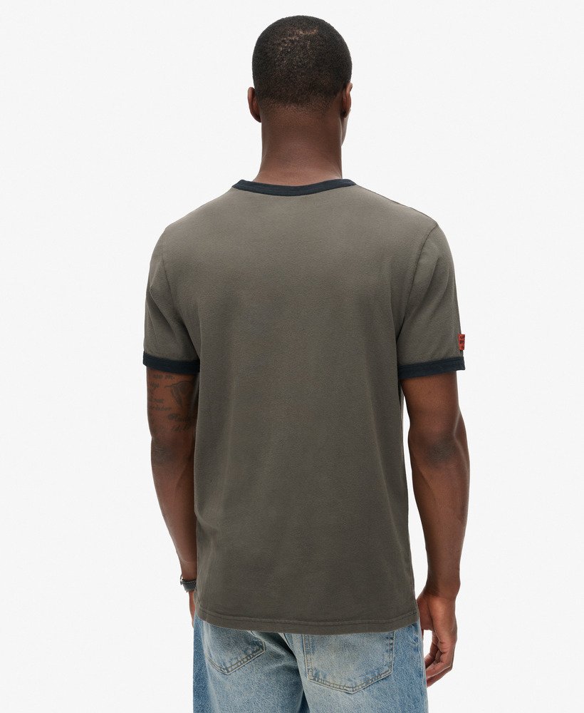 camiseta gráfica core logo ringer workwear na cor cinza ardósia escuro