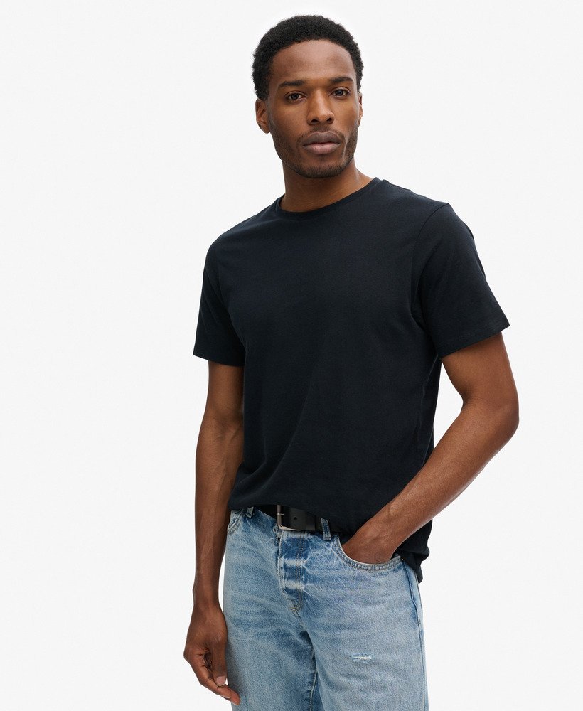 camiseta básica clássica na cor preto jato