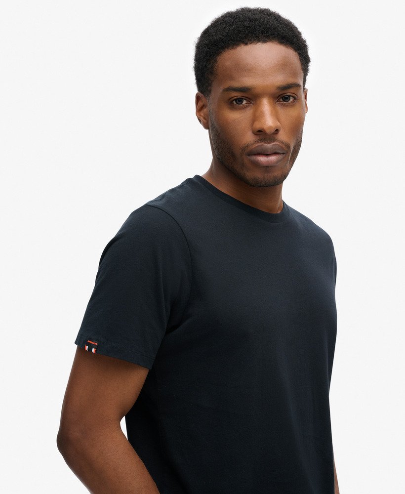 camiseta básica clássica na cor preto jato