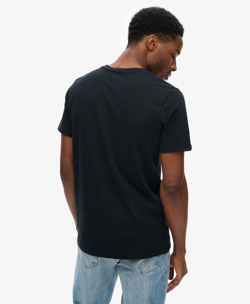 camiseta básica clássica na cor preto jato
