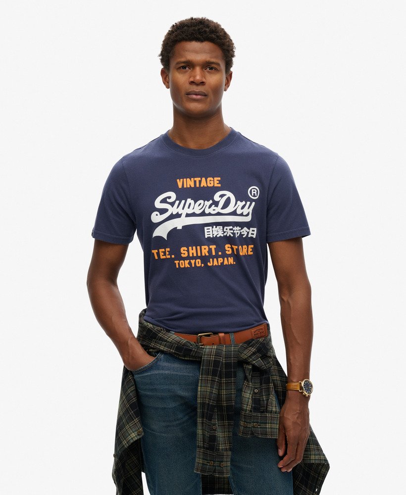 camiseta clássica com logo vintage na cor azul marinho.
