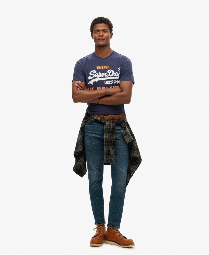 camiseta clássica com logo vintage na cor azul marinho.