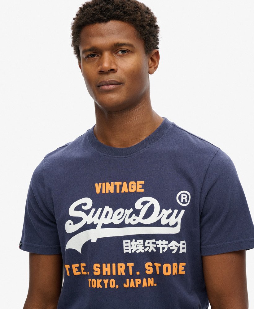 camiseta clássica com logo vintage na cor azul marinho.