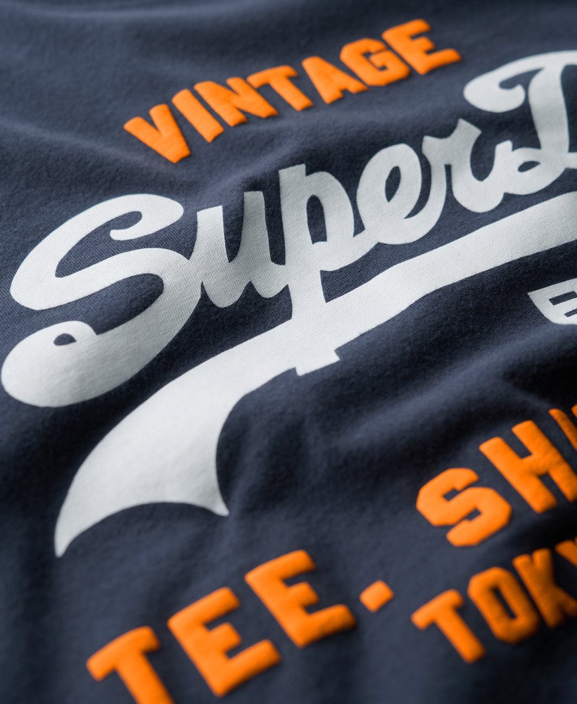 camiseta clássica com logo vintage na cor azul marinho.