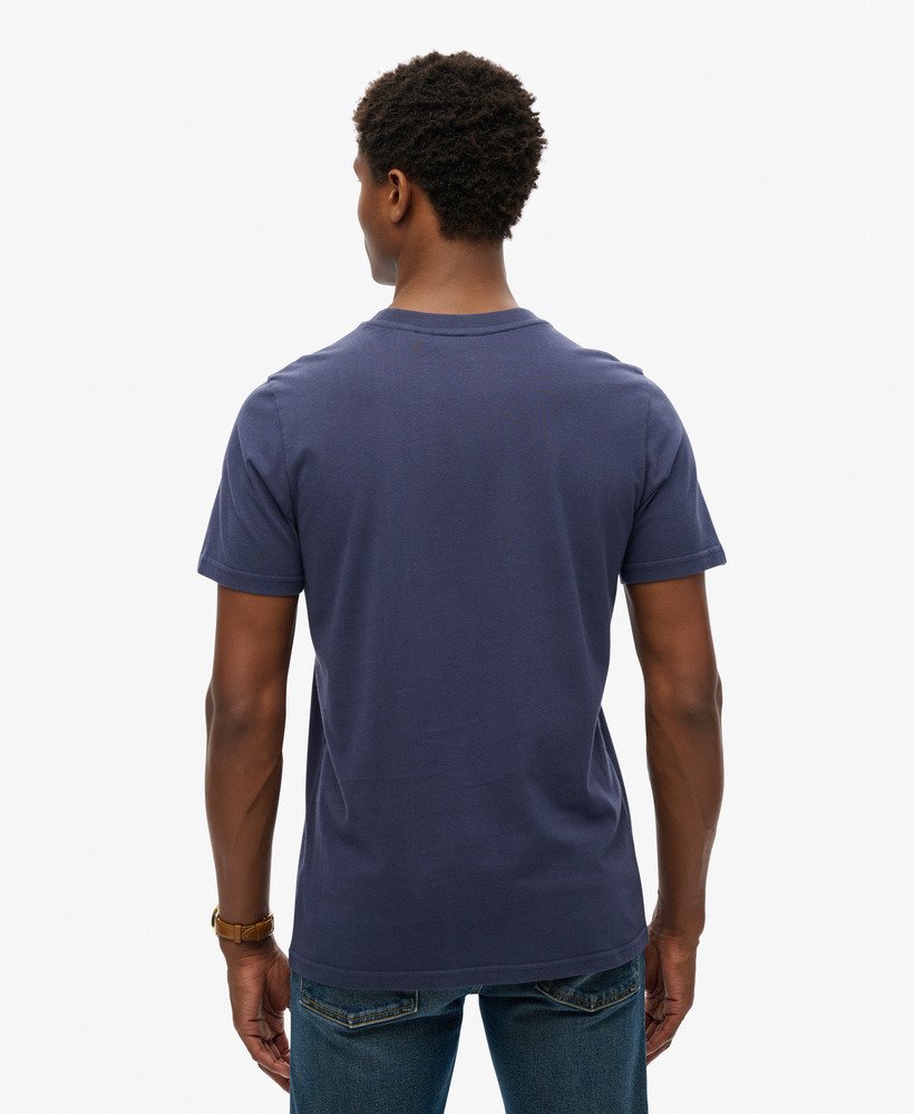 camiseta clássica com logo vintage na cor azul marinho.