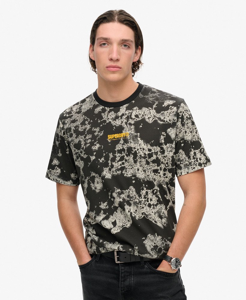 camiseta folgada com estampa camuflada utilitária texturizada preta.