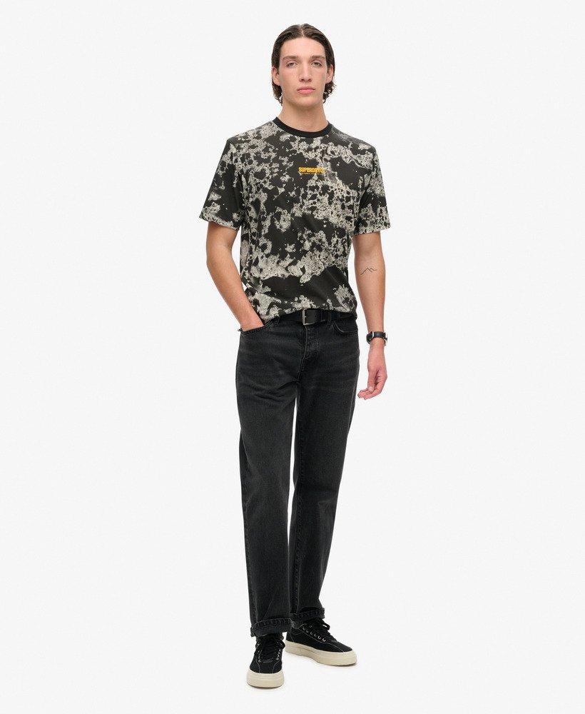 camiseta folgada com estampa camuflada utilitária texturizada preta.