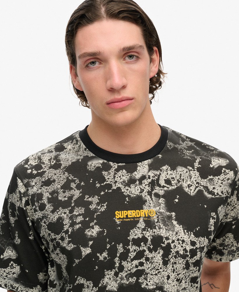 camiseta folgada com estampa camuflada utilitária texturizada preta.