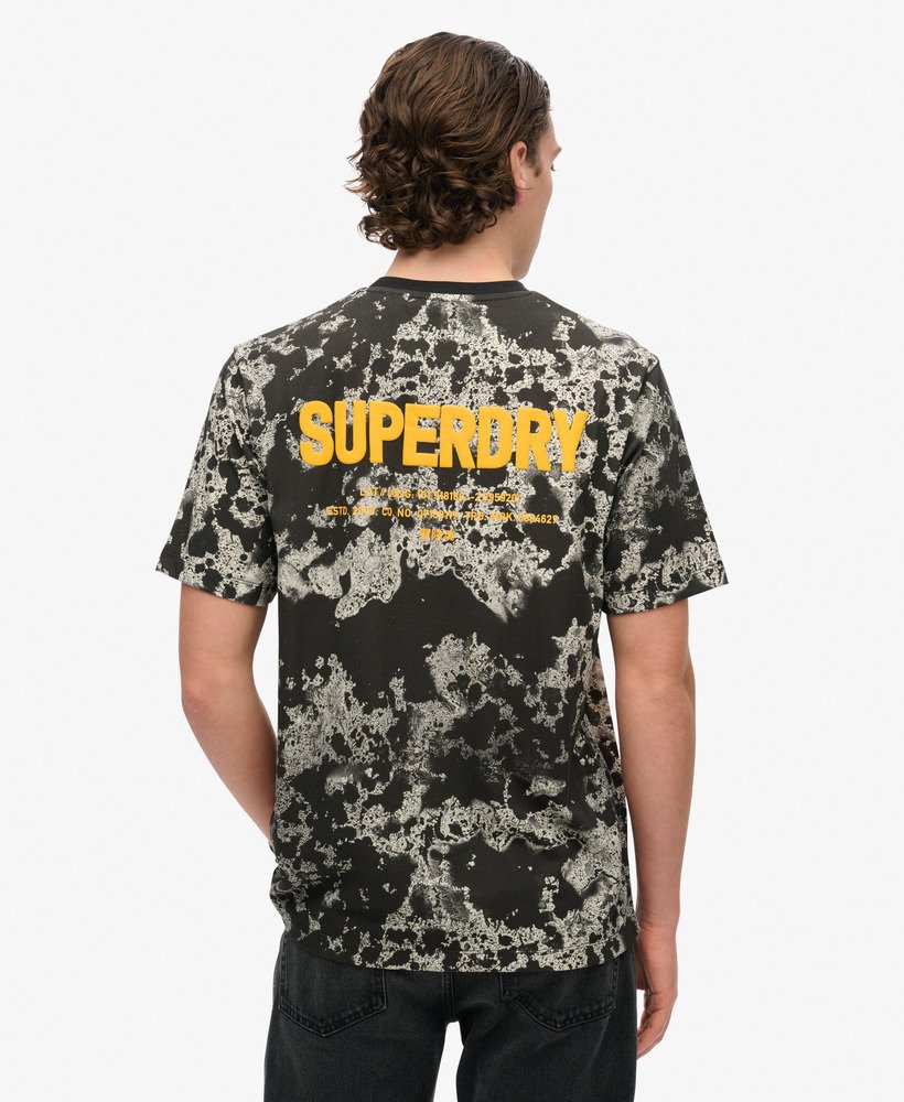 camiseta folgada com estampa camuflada utilitária texturizada preta.