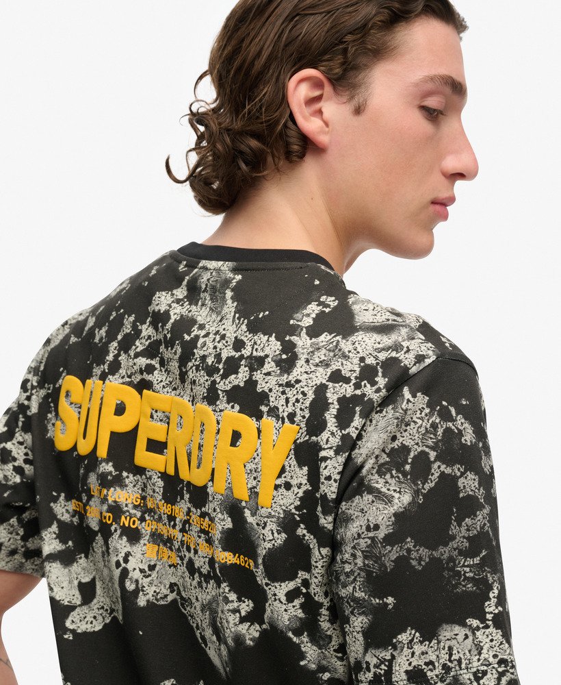 camiseta folgada com estampa camuflada utilitária texturizada preta.