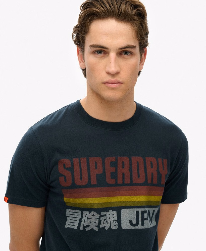 Camiseta japonesa listrada e modelagem relaxada