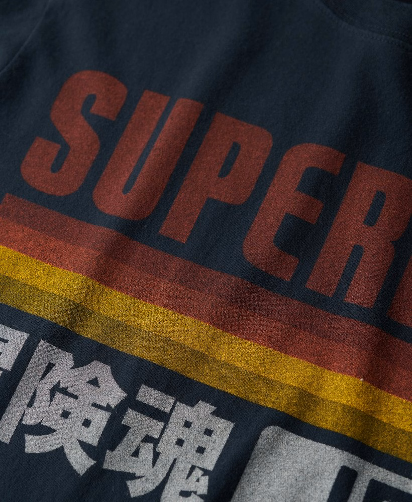Camiseta japonesa listrada e modelagem relaxada