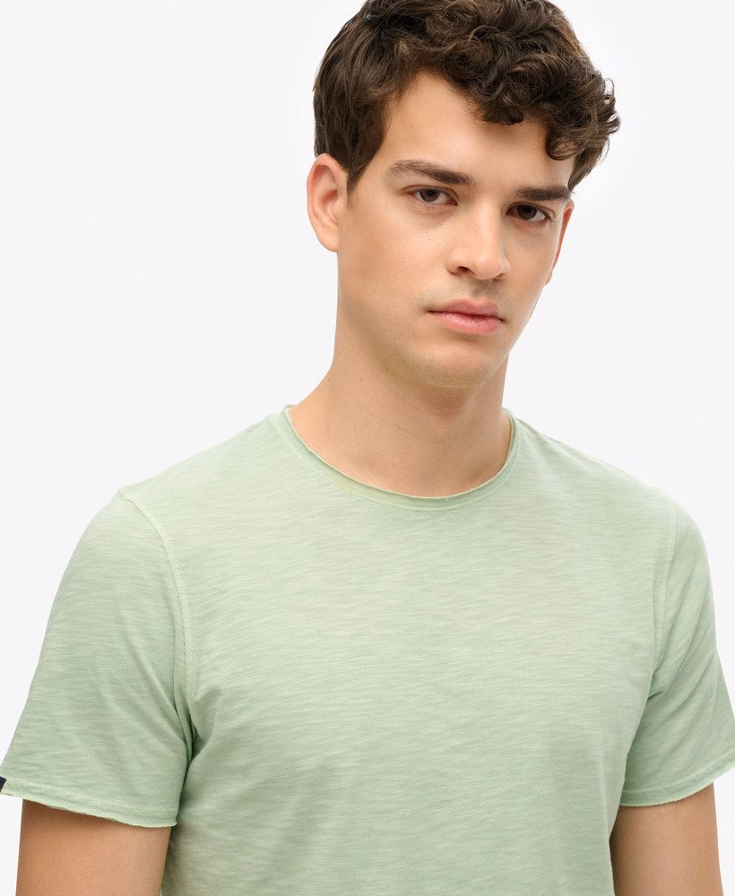 Camiseta com acabamento desfiado e borda crua