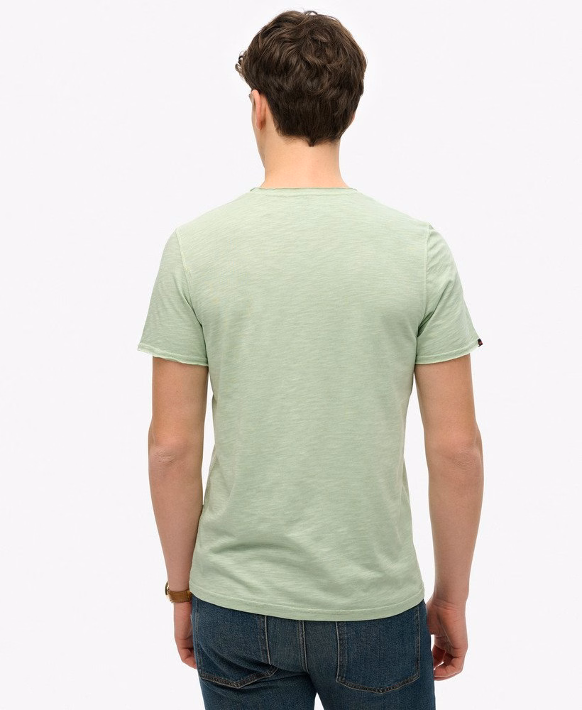 Camiseta com acabamento desfiado e borda crua