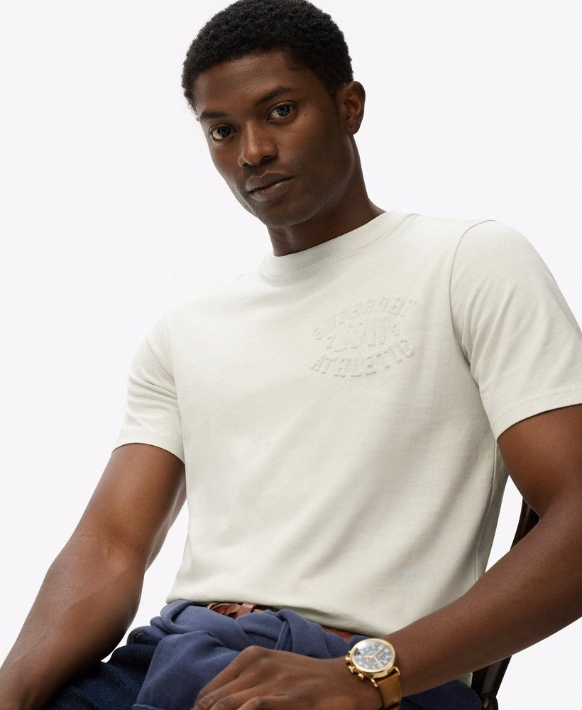 Camiseta esportiva com estampa em relevo e modelagem relaxada