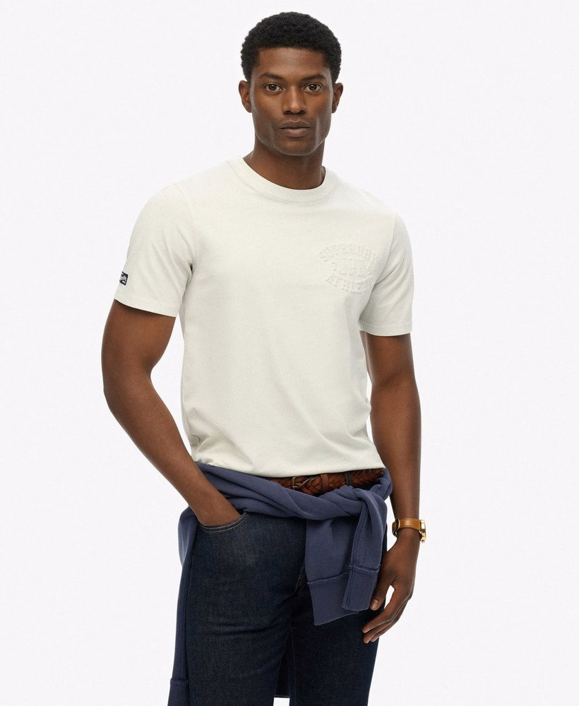 Camiseta esportiva com estampa em relevo e modelagem relaxada